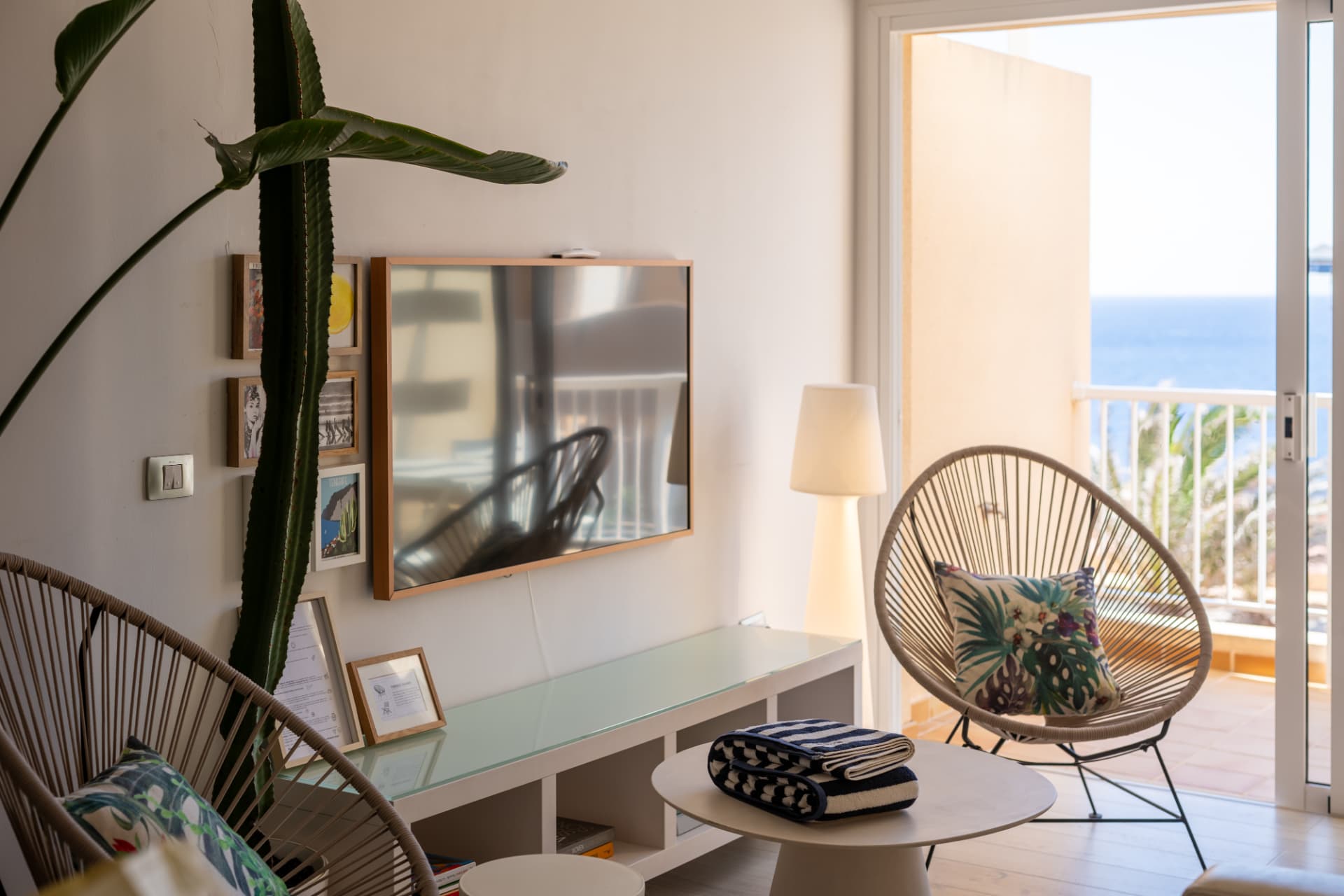 Salón luminoso de El Porís con acceso a la terraza y vistas al océano Atlántico